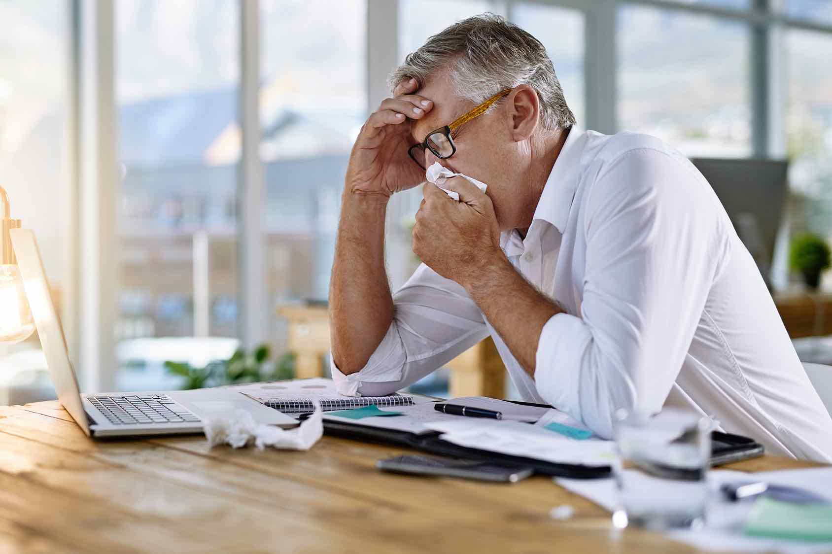 Anziano soffia naso forte influenza