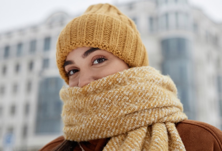 Donna con sciarpa cappello prevenzione mal di gola