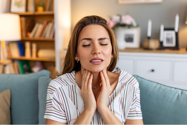 Donna con tonsillite