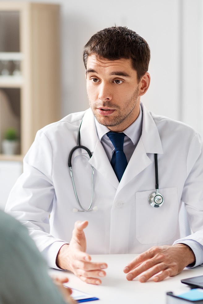 Medico parla con paziente