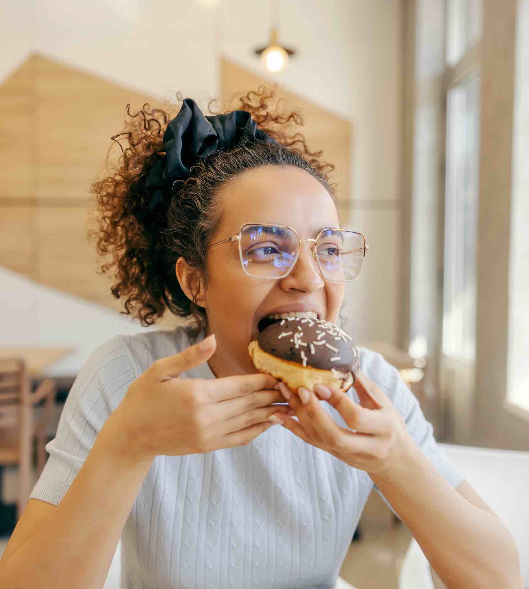 Ragazza mangia ciambella