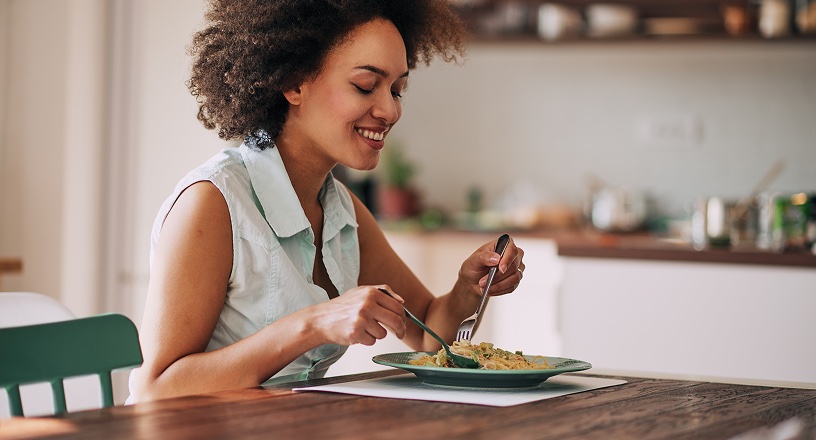 Ragazza mangia piatto pasta