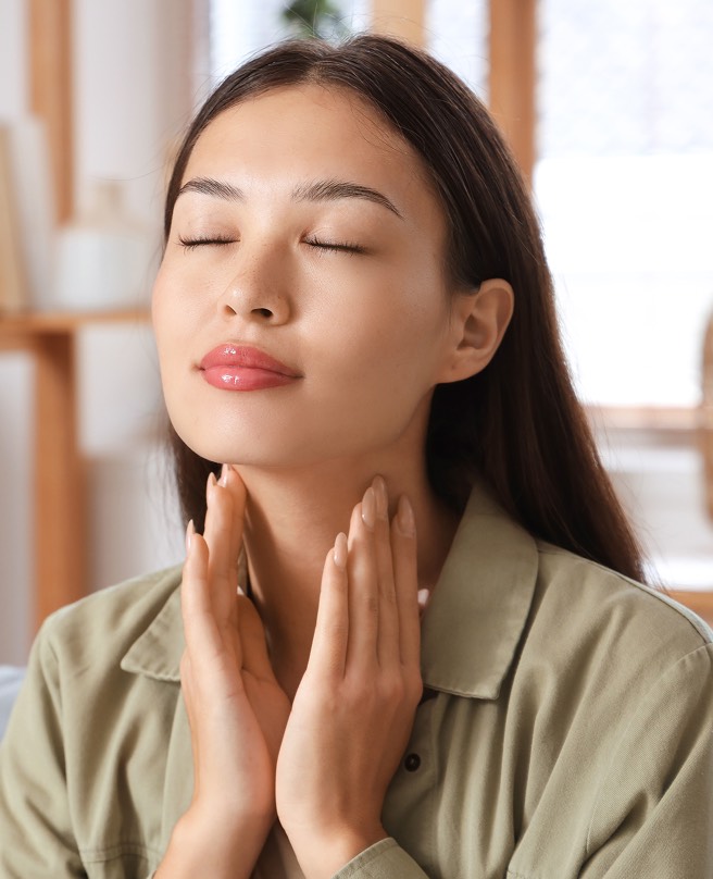 Ragazza tocca tonsille