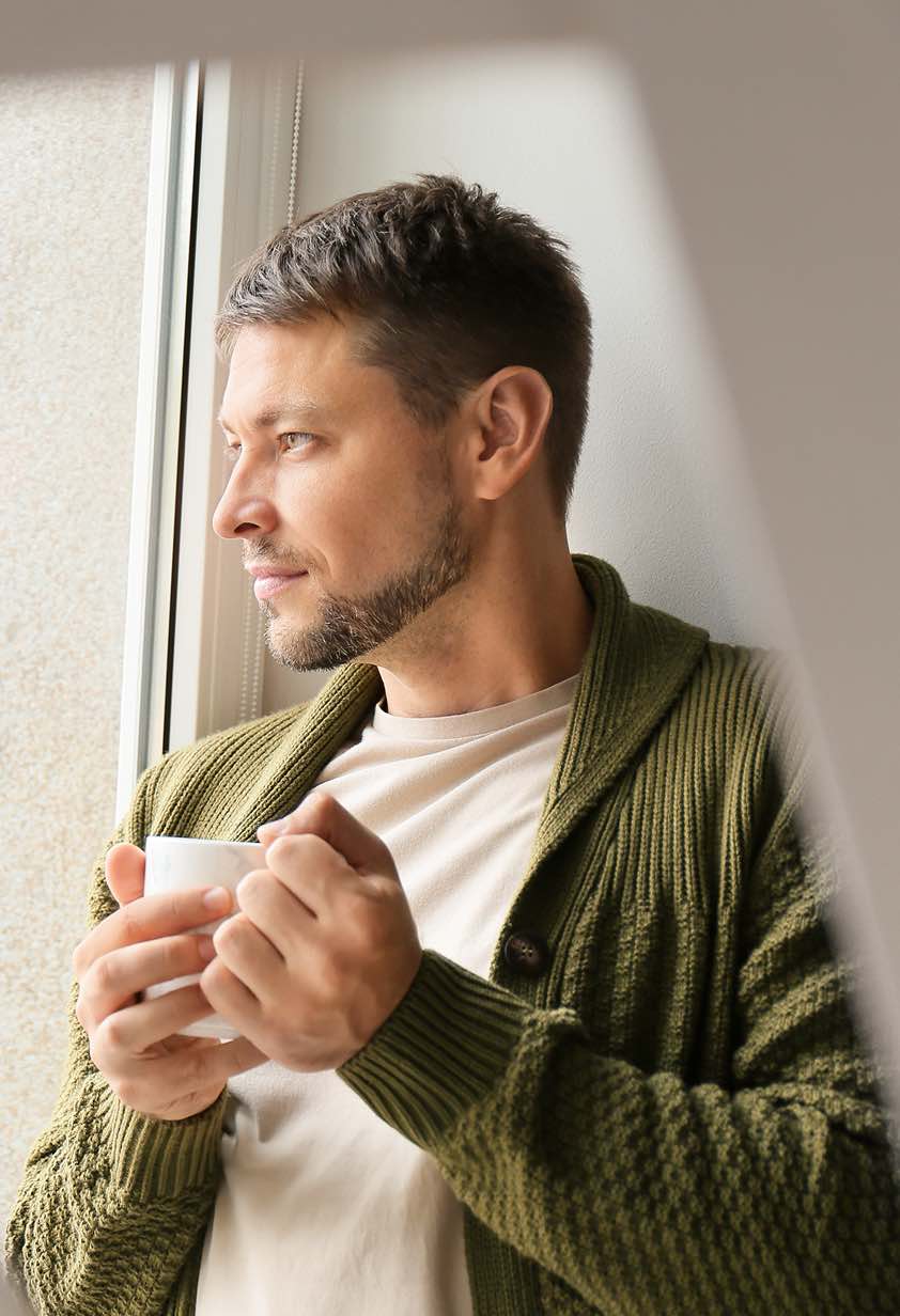 Ragazzo con tisana calda