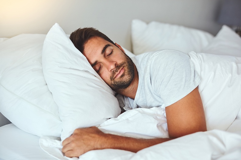 Ragazzo dorme nel letto