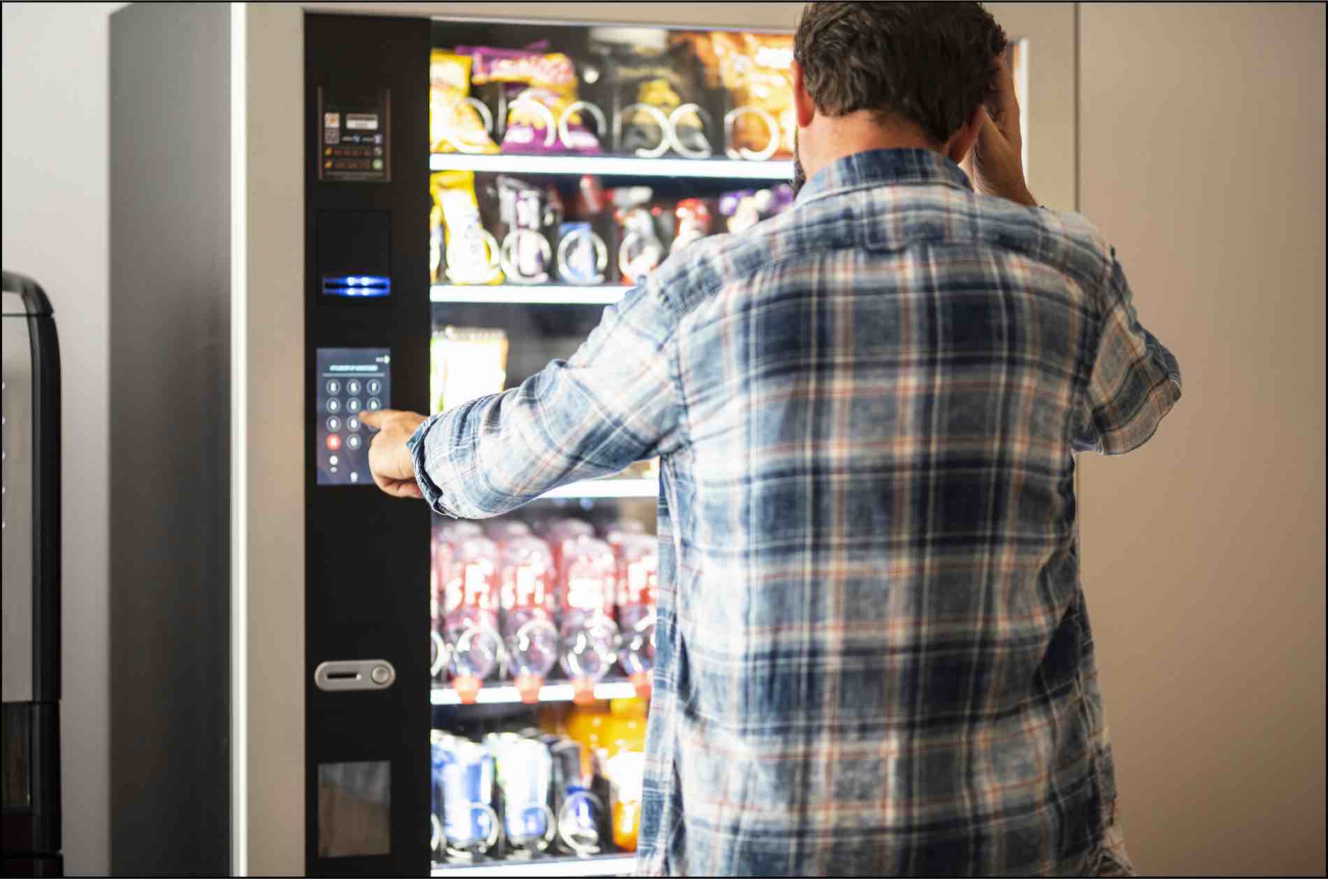 Uomo alle macchinette per snack