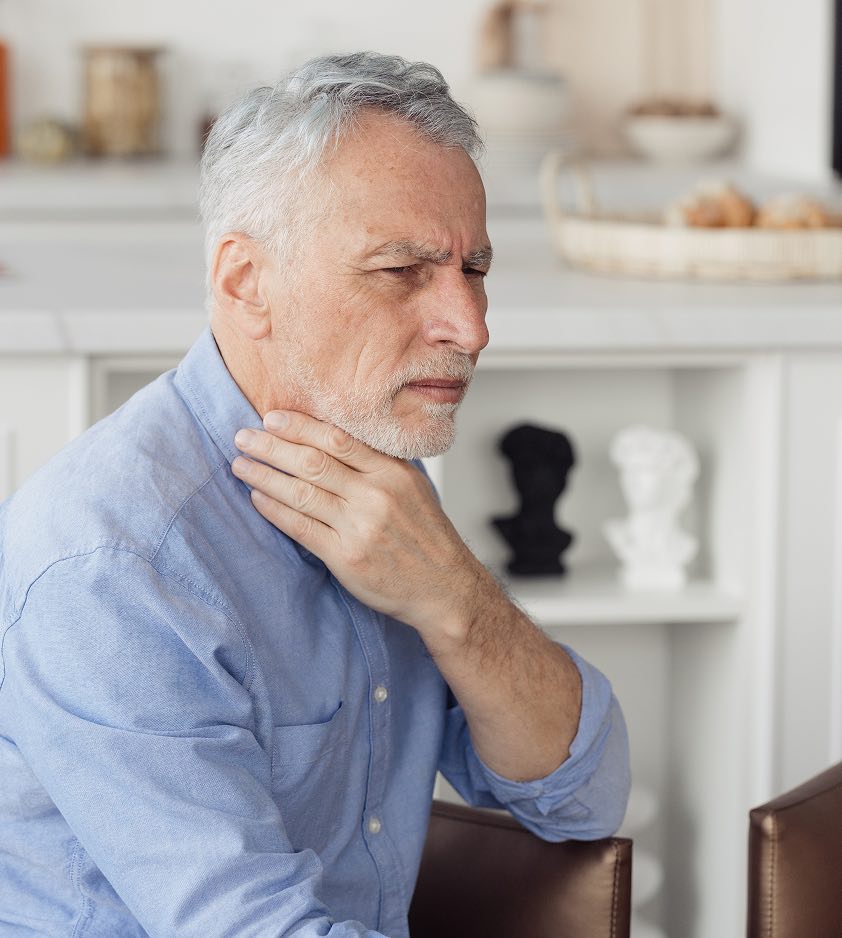 Uomo con dolore alla gola