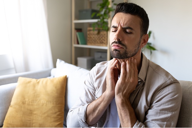 Uomo con mal di gola difficolta deglutire