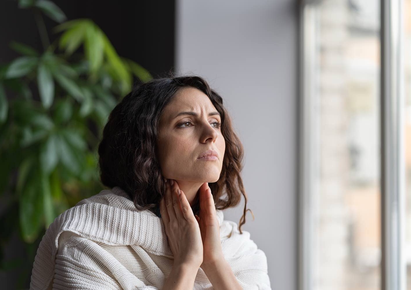 Donna tocca tonsille gonfie dolore